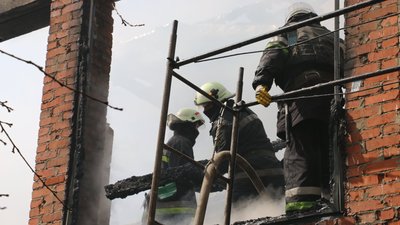 Окупанти обстріляли Саржин яр у Харкові: спалахнули три будинки й гараж, є поранений