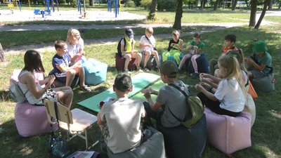 У черкаському таборі вчать правила безпеки, змагаються і плетуть браслети воїнам У черкаському таборі вчать правила безпеки, змагаються і плетуть браслети воїнам