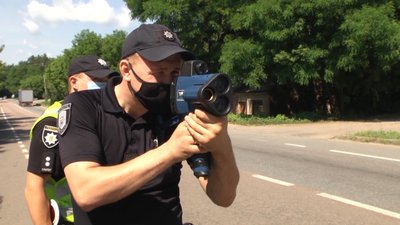 На Житомирщині ще на двох дорогах патрульні контролюватимуть швидкість водіїв приладами "Trucam"