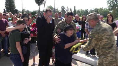 На Смолянському цвинтарі у Житомирі попрощалися із трьома військовими, які загинули на Херсонщині На Смолянському цвинтарі у Житомирі попрощалися із трьома військовими, які загинули на Херсонщині