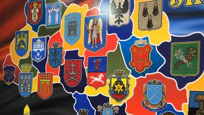 Жительки Полтави вишили карту України: знадобилося два місяці та 1,5 кілограми бісеру Жительки Полтави вишили карту України: знадобилося два місяці та 1,5 кілограми бісеру