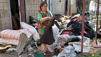 Жителька Лимана на місці удару авіабомбами Жителька Лимана на місці удару авіабомбами