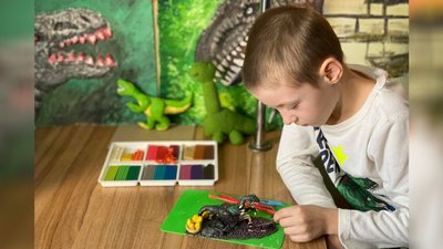 Виготовляє моделі динозаврів з підручних матеріалів. 7-річний Євгеній Стесюк. СУСПІЛЬНЕ | ЛЮДИ