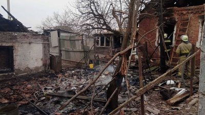 Зруйнований російськими обстрілами будинок у Пологах Запорізької області 30 березня 2022 Зруйнований російськими обстрілами будинок у Пологах Запорізької області 30 березня 2022