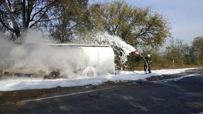 На Миколаївщині МАN зіткнувся з деревом та загорівся На Миколаївщині МАN зіткнувся з деревом та загорівся