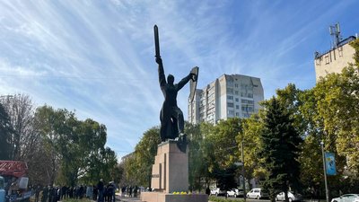 У Миколаєві відбулась сутичка біла пам'ятника співлобітникам міліції, який хотіли знести У Миколаєві відбулась сутичка біла пам'ятника співлобітникам міліції, який хотіли знести