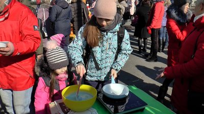 Із донькою блакитний млинець пече Карина Мартіросян Із донькою блакитний млинець пече Карина Мартіросян