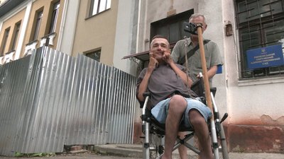 Рівнянин з ДЦП позивається до міськради через скасування пільг у транспорті