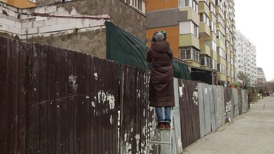 Тріщини у стінах: мешканці спального району Одеси вважають незаконними ремонтні роботи в будинку