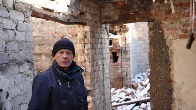 Батько загиблого на Майдані Владислава Зубенка — серед обгорілих стін свого зруйнованого внаслідок ракетної атаки дому Батько загиблого на Майдані Владислава Зубенка — серед обгорілих стін свого зруйнованого внаслідок ракетної атаки дому