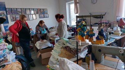 "Люди йдуть, приносять — дідусі, бабусі, жінки". У Сумах волонтерський рух "Ми тут" збирає допомогу для армії