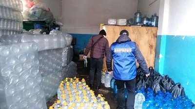 У гаражі рівнянина виявили понад тонну алкофальсифікату