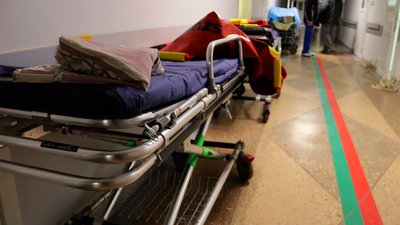 Міна впала на подвір’я: подружжя чернігівців, які потрапили під артобстріл, лікуються у Києві Міна впала на подвір’я: подружжя чернігівців, які потрапили під артобстріл, лікуються у Києві