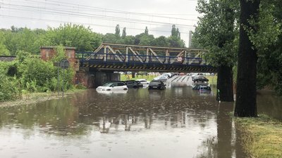 Підтоплені вулиці та повалені дахи. Польщею пронісся буревій