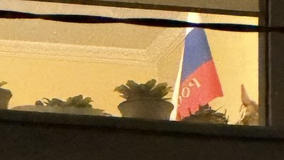 Прапор Росії у вікні львів'янина