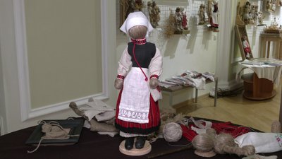 81-річна майстриня з Рівного виготовляє та експонує поліські ляльки 81-річна майстриня з Рівного виготовляє та експонує поліські ляльки