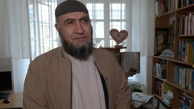 Волинянка та кримська татарка представили виставку-концерт "Червоне Чорне"