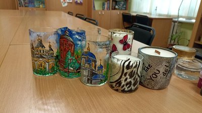 Жителька Житомира виготовляє підсвічники з використаних скляних пляшок Жителька Житомира виготовляє підсвічники з використаних скляних пляшок