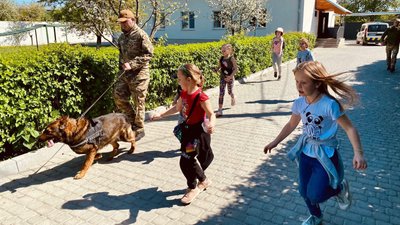 У гості до "хвостатих поліціянтів". Діти з "гарячих" точок України відвідали кінологічний центр поліції Прикарпаття У гості до "хвостатих поліціянтів". Діти з "гарячих" точок України відвідали кінологічний центр поліції Прикарпаття