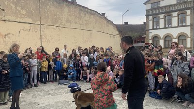 Близько 100 учнів Ужгородської школи №4 познайомилися з професією інспектора-кінолога Близько 100 учнів Ужгородської школи №4 познайомилися з професією інспектора-кінолога