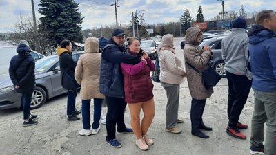 Черга до центру реєстрації переселенців у Тернополі Черга до центру реєстрації переселенців у Тернополі