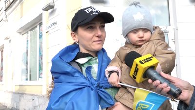 Учасниця акції Аліна вийшла на акцію, аби підтримати свого чоловіка-військового Учасниця акції Аліна вийшла на акцію, аби підтримати свого чоловіка-військового