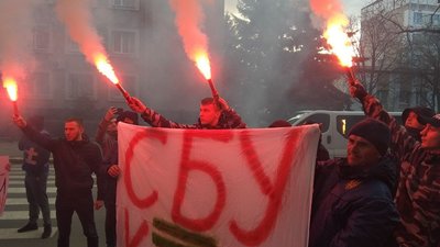 "Нацкорпус" пікетував СБУ в Івано-Франківську через шантаж своєї представниці