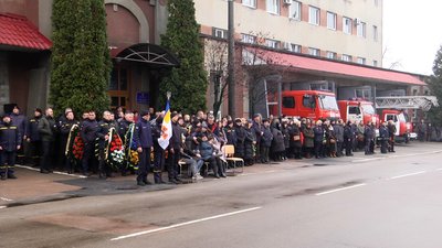 Загинули на Херсонщині: у Житомирі попрощалися з рятувальниками Сергієм Курінним, Дмитром Краснощоковим і Олексієм Сичем Загинули на Херсонщині: у Житомирі попрощалися з рятувальниками Сергієм Курінним, Дмитром Краснощоковим і Олексієм Сичем
