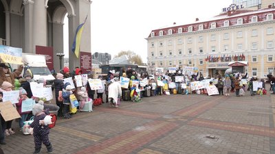 “Хочу слухати казки, а не сирени!”: як у Рівному мами з дітьми акцію влаштували