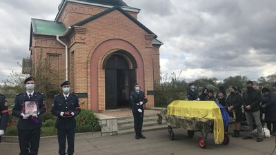 На Полтавщині прощаються із Віктором Городніченком, який помер після поранення на Донеччині На Полтавщині прощаються із Віктором Городніченком, який помер після поранення на Донеччині