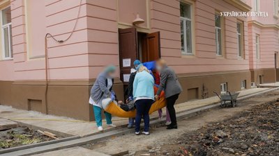 У Чернівцях важкохворого з COVID-19 переносили до реанімації на руках: у лікарні пояснили причину