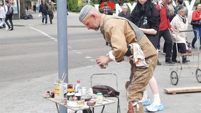 Щоб люди не забували. У Миколаєві художник створює малюнки на місцях російських обстрілів Щоб люди не забували. У Миколаєві художник створює малюнки на місцях російських обстрілів