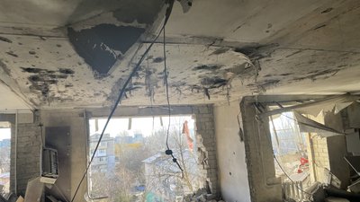 Зруйнована багатоповерхівка та бібліотека: російські окупанти обстрілюють Херсон Зруйнована багатоповерхівка та бібліотека: російські окупанти обстрілюють Херсон