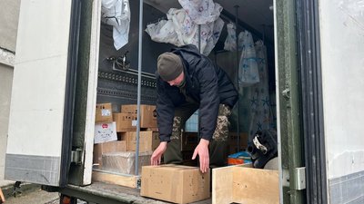 Волонтер вантажить допомогу Волонтер вантажить допомогу