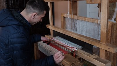 Петро коваль тче накидку на крісло. Петро коваль тче накидку на крісло.