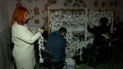 Плетуть і шиють для ЗСУ. У Сумах люди з інвалідністю з центру "Берегиня" допомагають армії