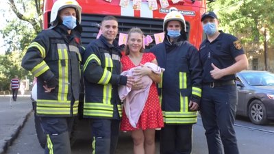 З квітами та на пожежній машині: як рятувальник з Одеси зустрічав дружину з пологового будинку