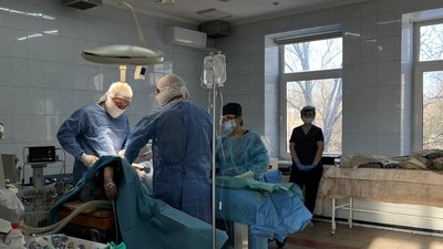 "За одну хвилину бачиш каструлю крові". Як хірурги Миколаївського онкодиспансеру рятують життя пацієнтів у воєнний час