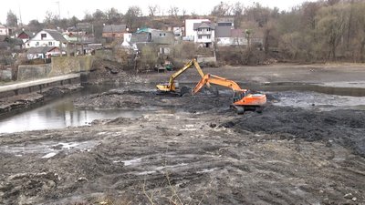 У Житомирі розчищають береги річки Тетерів У Житомирі розчищають береги річки Тетерів