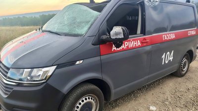 Пошкоджений після влучання російського FPV-дрону автомобіль газової служби