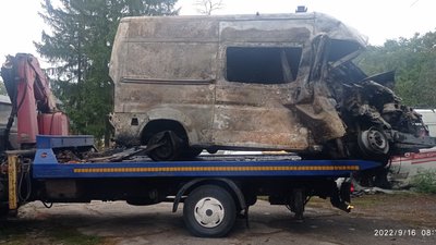 "Час від часу дістають уламки": харків'янин продовжує вивозити авто медиків після підриву на міні "Час від часу дістають уламки": харків'янин продовжує вивозити авто медиків після підриву на міні