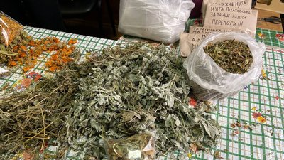 У Полтаві для військових виготовляють чаї із сушених трав і ягід: які компоненти додають
