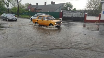 У Хмельницькому підтопило вулиці. Комунальники кажуть — ситуація контрольована