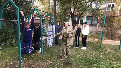 На Тернопільщині вчителька з Краматорська викладає військову підготовку На Тернопільщині вчителька з Краматорська викладає військову підготовку
