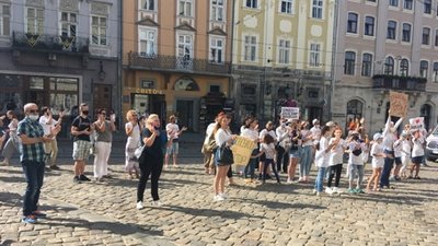 У центрі Львова протестували учні та батьки школи "Будокан" У центрі Львова протестували учні та батьки школи "Будокан"