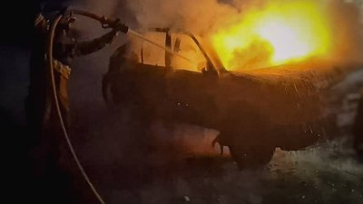 ДСНС ліквідують пожежу, що виникла через влучання дрона а вто в центрі Сум