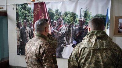 Бронежилет зі слідами крові: у Черкаському музеї представили військову виставку Бронежилет зі слідами крові: у Черкаському музеї представили військову виставку