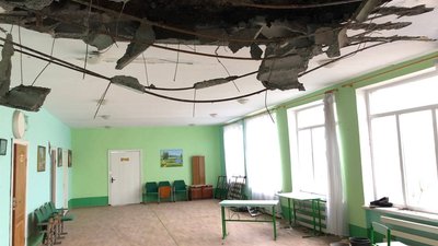 Пошкоджене російськими обстрілами приміщення Костянтинівської гімназії Первомайської селищної ради