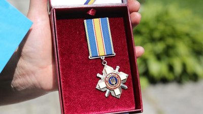 Матері полеглого воїна Єгора Стадника із Кременчуцької громади передали орден сина Матері полеглого воїна Єгора Стадника із Кременчуцької громади передали орден сина