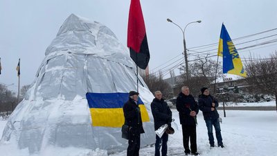 Стали на захист України від навали більшовиків. У Миколаєві вшанували пам'ять загиблих у бою під Крутами Стали на захист України від навали більшовиків. У Миколаєві вшанували пам'ять загиблих у бою під Крутами